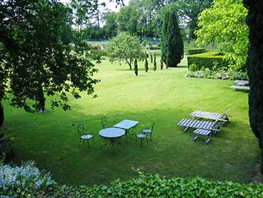 Ile de France, parc champêtre avec chambres de verdures et mixed border