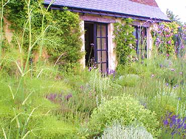 Touraine (Indre-et-Loire), camaïeu de bleus et banquettes de houx aux abords d'un pavillon de chasse